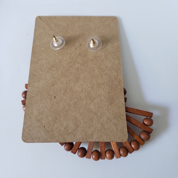 Bohemian wood and gold dangle earrings - Picture 3 of 8